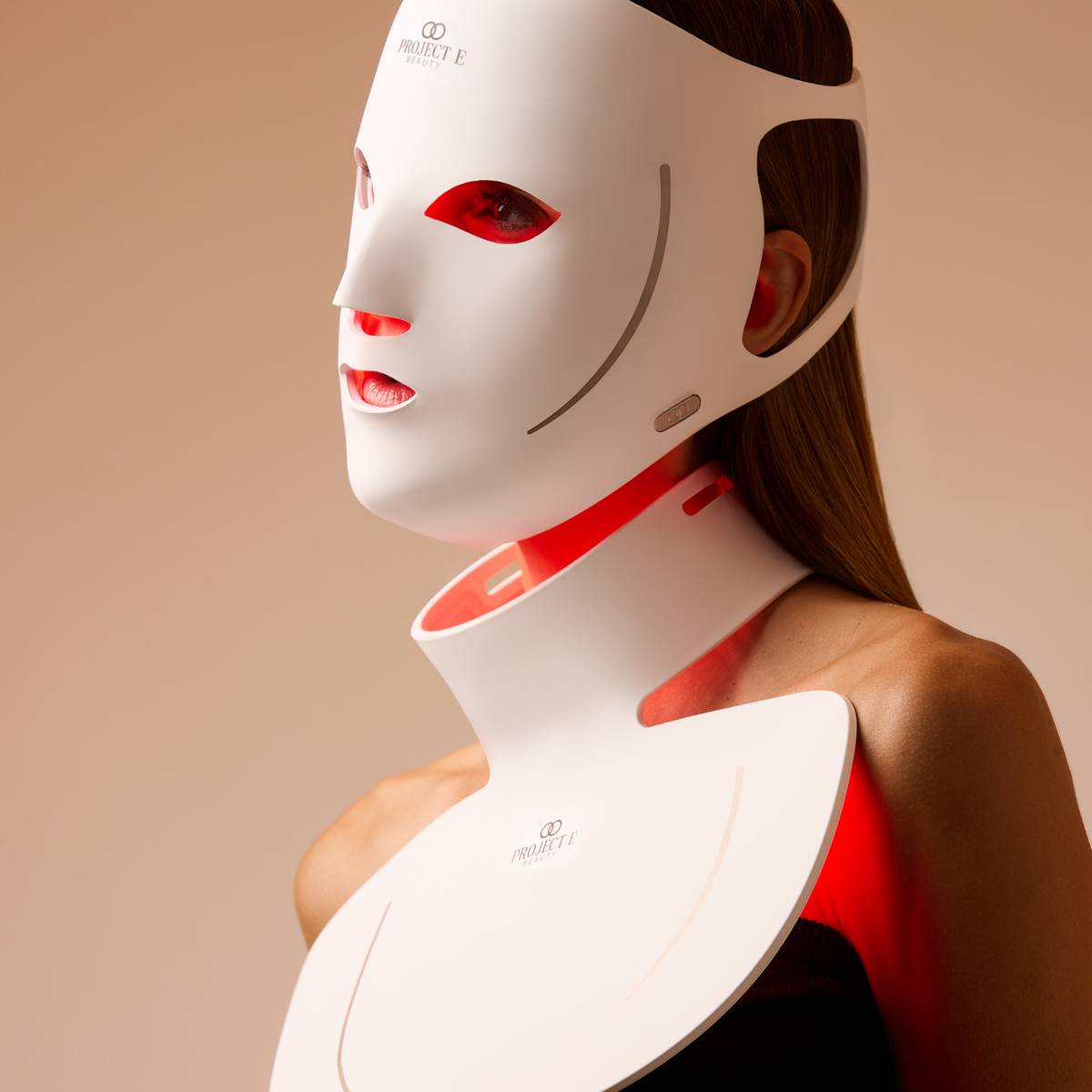 女士戴上亮起的 LumaLux Face+ V2 面颈面罩侧面图